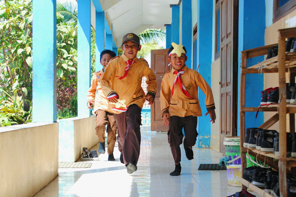 Murid berlari di lorong sekolah