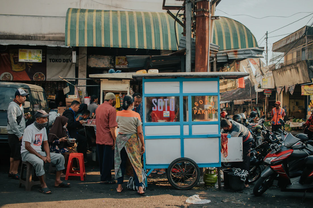 Gerobak makanan di pasar